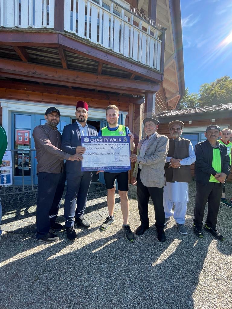 Scheckübergabe beim ersten Charity-Walk