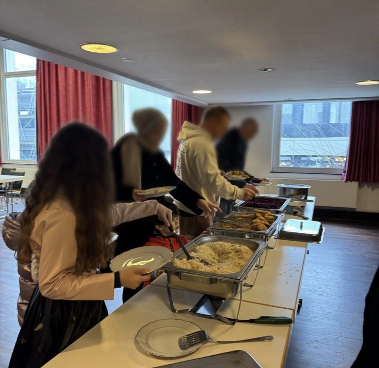 Erfolgreiches warmes Essen für Bedürftige