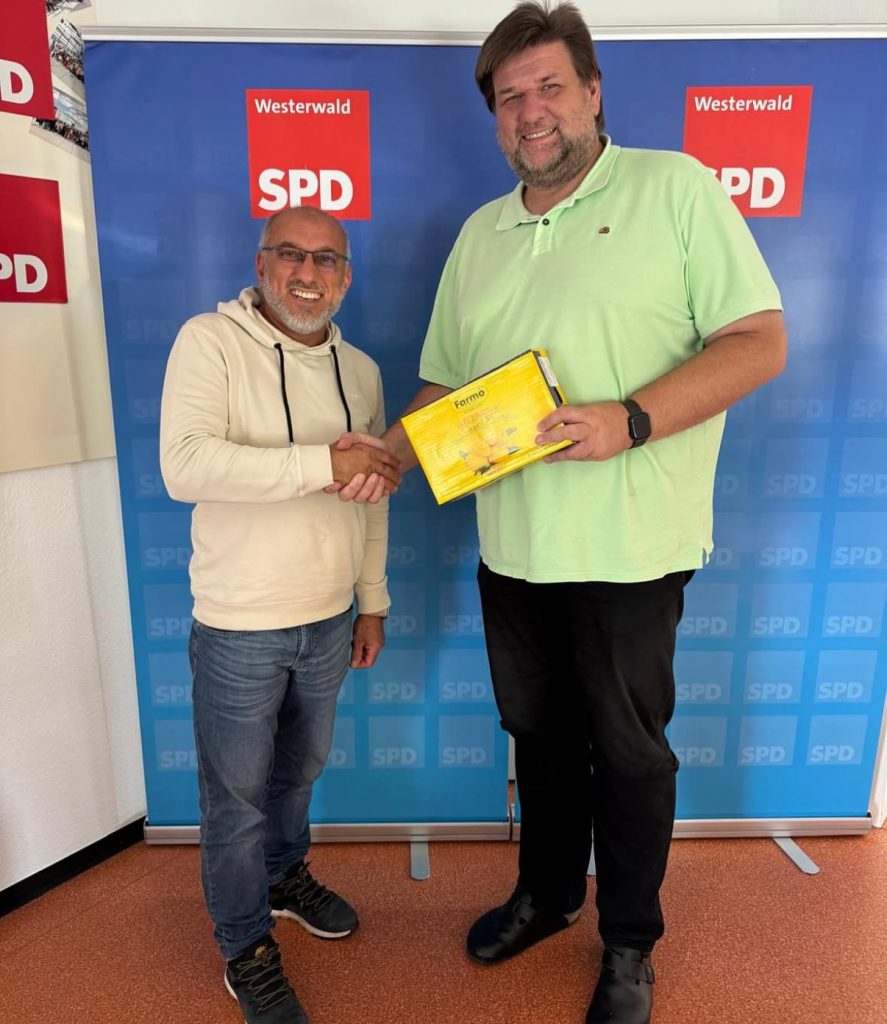 Kultureller Austausch mit Wertschätzung – AMJ überreicht Mangos an SPD-Vertreter (Cultural exchange with appreciation – AMJ presents mangoes to SPD representatives)